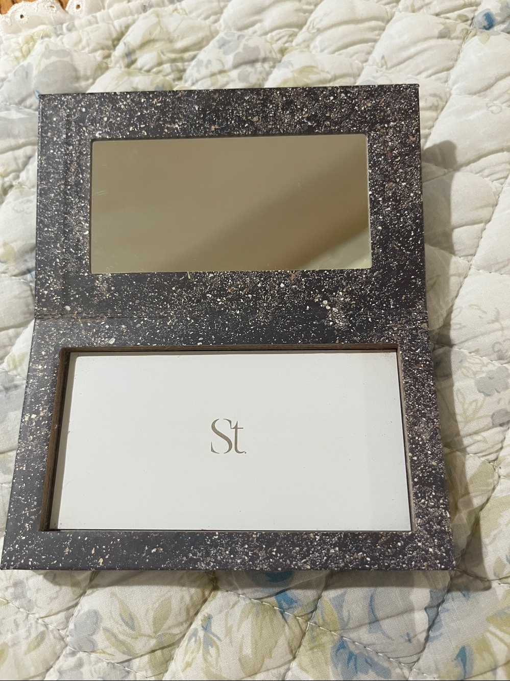 SEINT IIID Palette — Speckled Black & Gold Case. Holds 8 tins - Picture 2 of 8